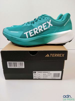 un gros plan sur une paire de chaussures de tennis posée sur une boîte