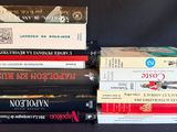 plusieurs livres empilés sur une table
