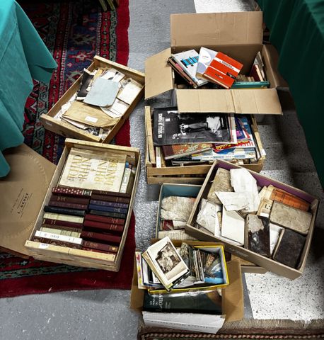 Lot de livres modernes et semi modernes, papiers anciens, calendr...