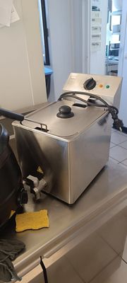 une photo représentant un grille-pain et une bouilloire posés sur un plan de travail
