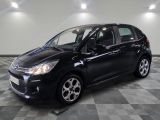 la voiture noire est garée dans le garage sur le sol en damier