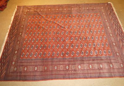 une photo d'un tapis posé au sol, orné d'un motif rouge et bleu