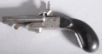 un vieux pistolet posé sur une table