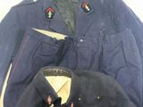 une photo montrant deux uniformes militaires posés sur une table