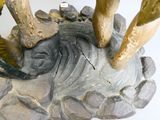 une statue représentant un oiseau perché au sommet d'un arbre