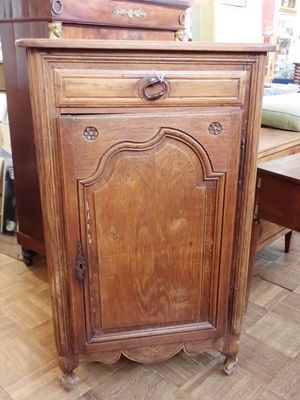 Confiturier en chêne ouvrant à un tiroir et un ventail moulu…