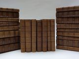 livres empilés sur une surface blanche