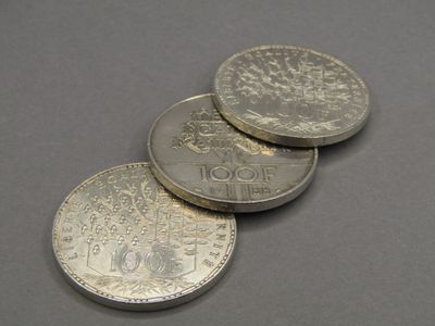 trois pièces d'argent empilées les unes sur les autres sur une table