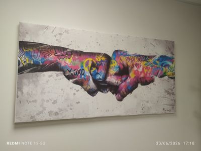 une photo d'un tableau représentant deux mains qui se tiennent