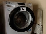 une machine à laver et un sèche-linge posés sur une étagère dans un coin de la pièce