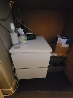 une commode blanche dans une petite pièce