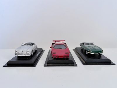 trois modèles de voitures différents exposés sur un fond blanc