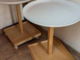 deux petites tables posées à même le sol