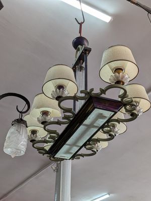 un lustre auquel sont suspendues de nombreuses lampes