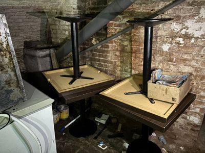 deux tables posées sur une table dans une pièce
