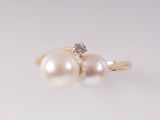 bague en perles blanches et diamants sur fond blanc