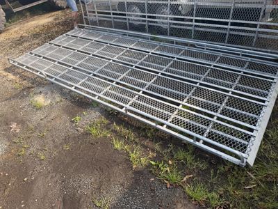 un banc en métal posé à même le sol