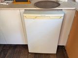 un lave-vaisselle blanc posé dans un coin de la cuisine