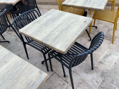 de nombreuses tables et chaises installées à l'extérieur, sur la terrasse