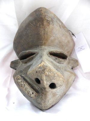 un masque posé sur un drap blanc