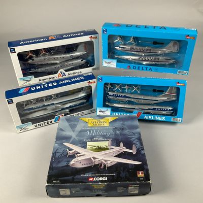 trois cartons contenant des maquettes d'avions et un carton de maquettes d'avions