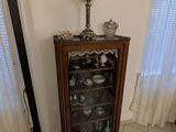 une petite armoire dans un coin d'une pièce, près d'une fenêtre