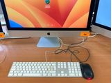 un bureau sur lequel sont posés deux écrans d'ordinateur et un clavier