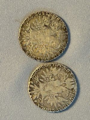 deux pièces d'argent posées l'une sur l'autre sur une table
