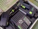une perceuse à fil noire et verte dans une boîte