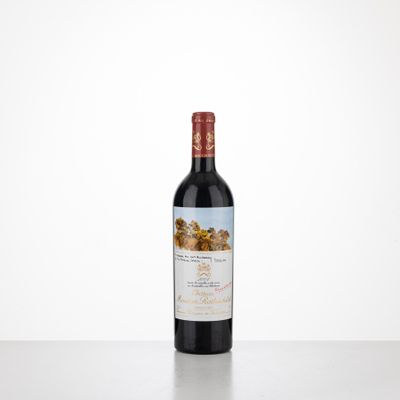 une bouteille de vin rouge posée sur une table