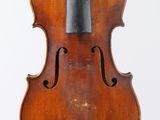 un vieux violon avec un archet accroché à son dos