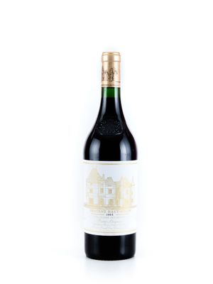 la bouteille de vin est posée sur une surface blanche