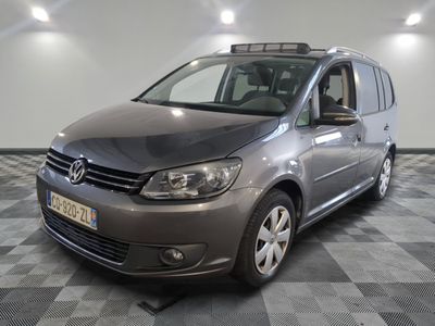 la camionnette grise est garée sur un sol en damier dans le garage