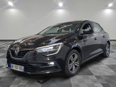 la voiture noire est garée sur un sol en damier dans le garage