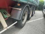 un camion qui est garé dans un parking