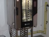 une machine qui se trouve dans une pièce au sol carrelé