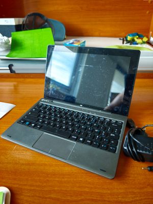 un ordinateur portable posé sur un bureau avec une souris