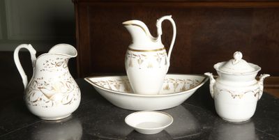 trois vases blancs et dorés et un bol posés sur une table