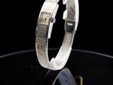 gros plan d'une bague en argent sur une surface noire
