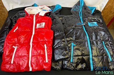 deux vestes posées sur un lit
