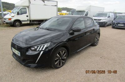 la photo d'une voiture noire garée dans un parking
