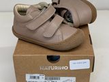 un gros plan d'une boîte sur laquelle est posée une paire de chaussures de bébé