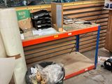 une poubelle posée devant une vitrine de magasin