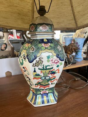 une lampe posée sur une table et munie d'un abat-jour