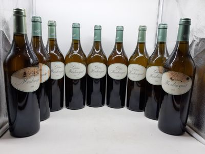 six bouteilles de vin sont alignées sur un comptoir