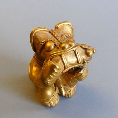 Colombie. Petite figurine au chaman homme-jaguar dévorant un…