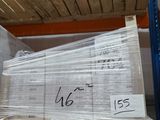 de nombreux cartons sur une palette dans un entrepôt