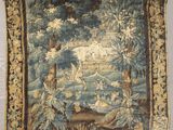 une image d'une tapisserie accrochée au mur d'une pièce