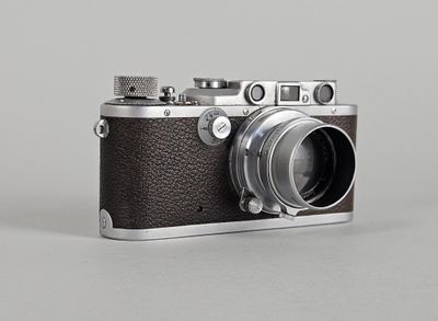 l'image d'un appareil photo posé sur une surface blanche