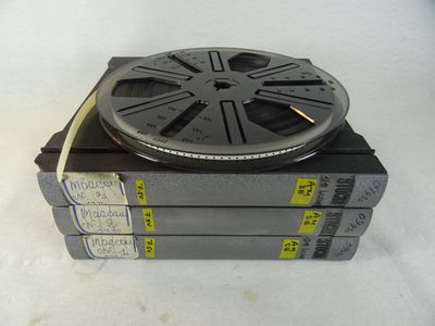 une pile de trois vieilles bobines de film empilées les unes sur les autres